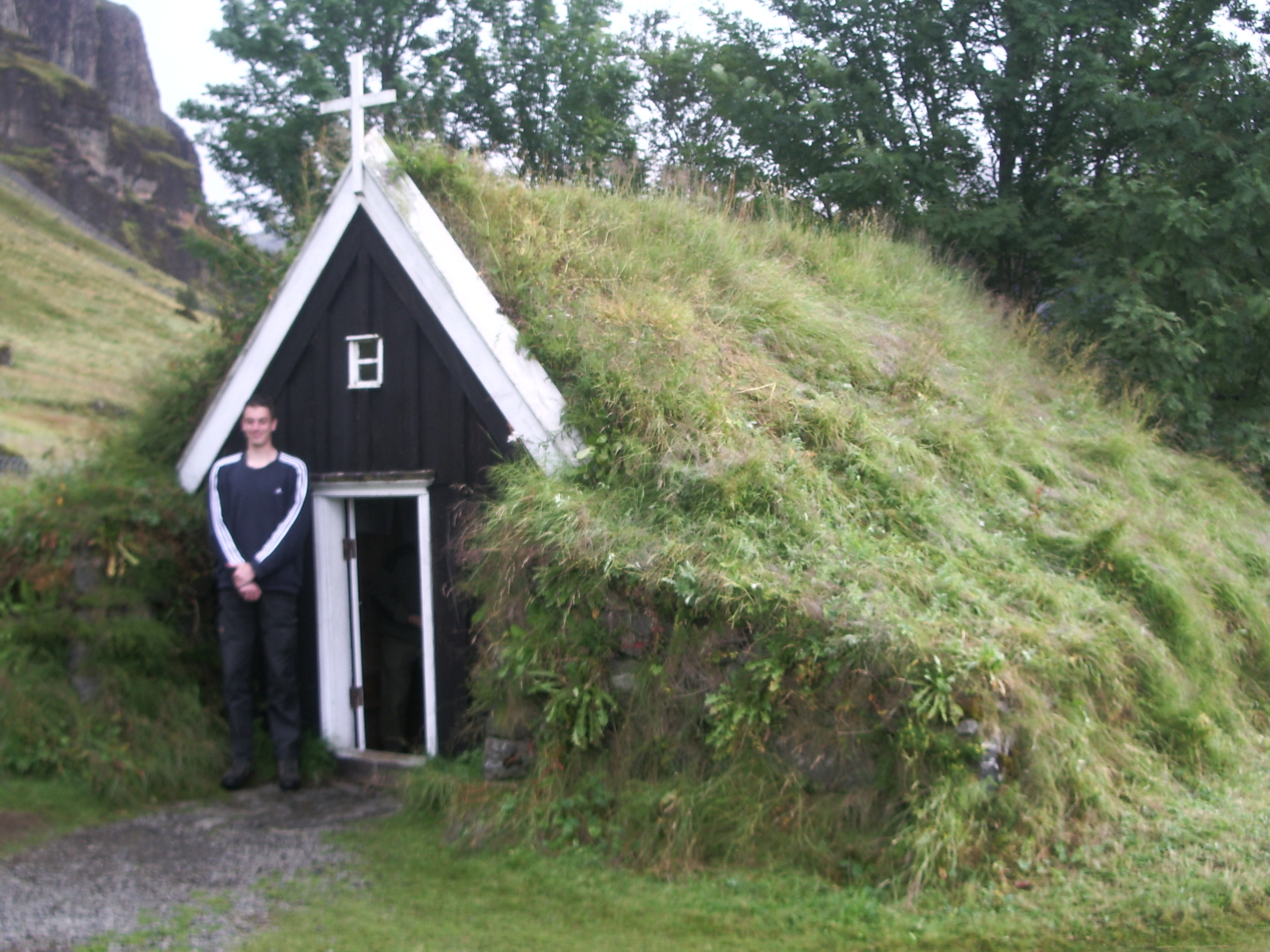 199 kleinste Torfkirche Islands.jpg