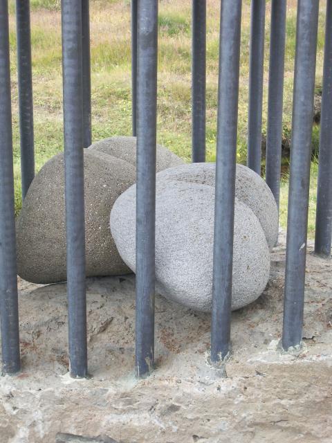 393 Skulptur steinerne Herzen.jpg